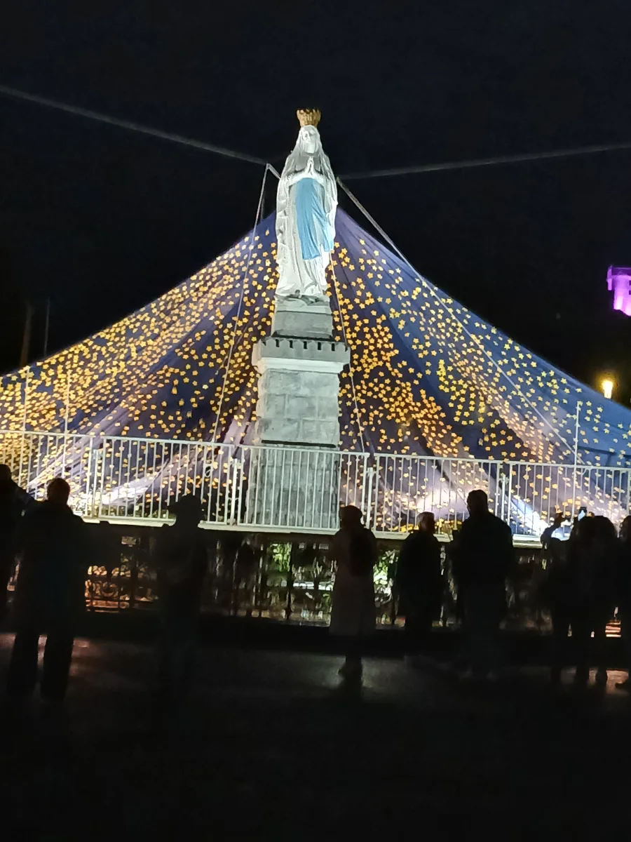 La Vierge couronnée devant son manteau étoilé, de nuit à Lourdes